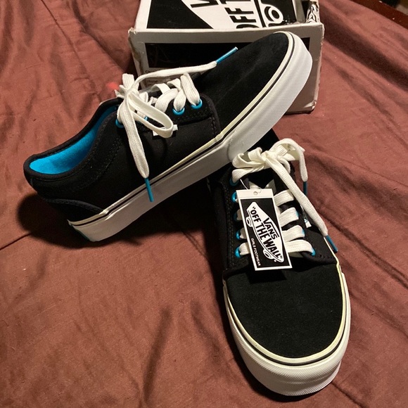 Women’s Vans Brand Laced Tennis Shoes.  NWT! - Picture 12 of 16